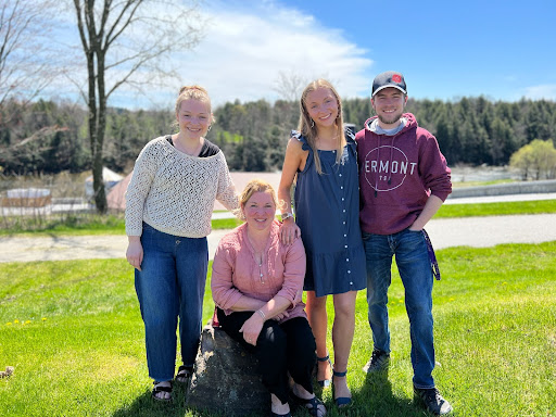 From left:  Leah Branon (´20), mother Candi Branon, Hannah Branon (´23) and Andrew (Drew) Branon (7)